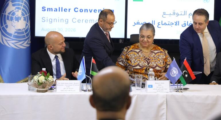  الممثلة الخاصة للأمين العام للأمم المتحدة في ليبيا، هانا تيتيه (في المنتصف) أثناء مراسم توقيع اتفاقية الاجتماع المصغر.